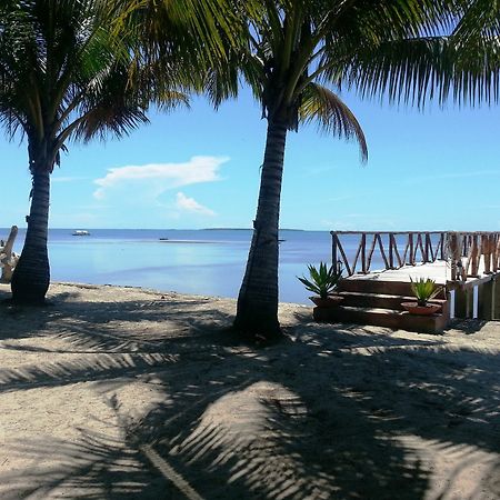 Cooper'S Beach Resort Lucbuan Екстериор снимка